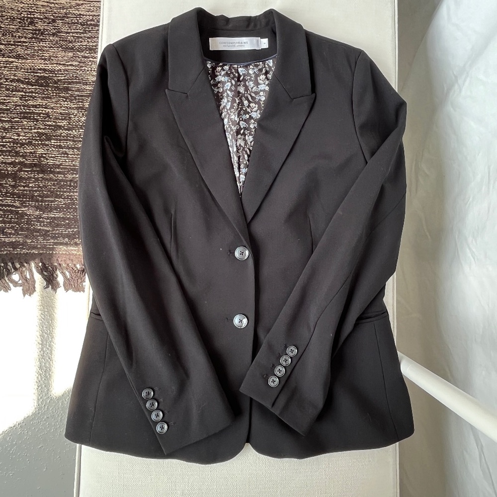 Contemporaine (Simons), 6, classic blazer in black with floral lining.